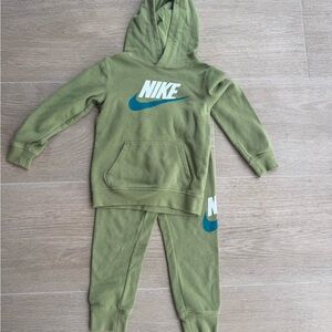 Boys Nike Green Hoodie and Pants Set Size 6 (M) 5-6 years old